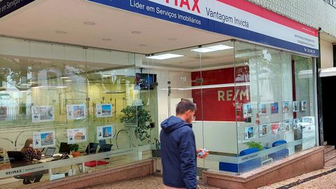 Imaqen de una agencia inmobiliaria en Oporto.