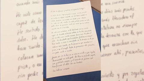 La carta manuscrita de agradecimiento que una paciente oncol�gica dedic� a todas las enfermeras y auxiliares de la planta de oncolog�a del Hospital Provincial de Pontevedra 