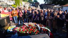 El presidente del Principado, Adrin Barbn (d), y el lder de UGT, Pepe lvarez (7d), entre otros, han acudido este sbado al cementerio de Sama, en Langreo, donde los restos del histrico dirigente socialista asturiano Jos Barreiro y su familia han recibido sepultura, tras ser exhumados esta semana en Chaum, en Francia, donde vivi aos en el exilio.