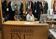 La tienda de arreglo de ropa es una de las m�s antiguas, aunque cambi� de local. 