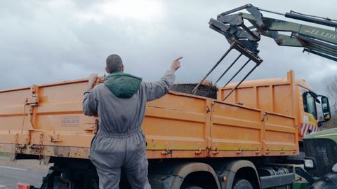 Manifestaci�n de ganaderos y agricultores con tractores en la autov�a A-52 en A Limia.
