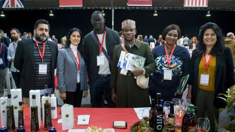 exportar.Entrar en frica: los responsables de la empresa de aceites gourmet Isbilya, de A Corua, con cuatro de los 90 importadores que asistieron a Exporpymes. En este caso, de Burkina Faso, Senegal y Togo. Diversificar es importantsimo, la empresa gallega hoy lo sabe, dice Ana Agras, desde la Cmara de Comercio de A Corua