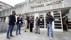El delegado territorial de la Xunta y el jefe de Educaci�n, este viernes, con el equipo directivo del IES S�nchez Cant�n de Pontevedra