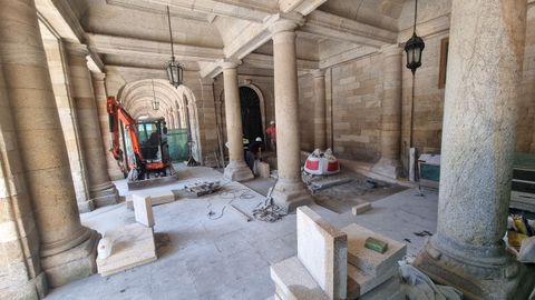 Imagen de las obras para hacer accesible el acceso principal del pazo de Raxoi, donde hasta ahora hab&iacute;a que salvar un par de escalones.