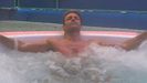 Hugo Castej�n canta en el jacuzzi de la casa de GH VIP