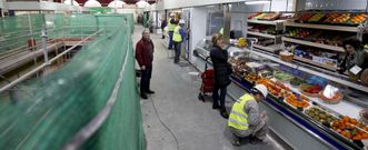 Las obras conviven con la venta en los puestos, mientras siguen los trabajos para conectar la Plaza con el p�rking de Santo Domingo. 
