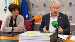 La teniente de alcalde, Gloria Prada, y el alcalde, Jos� Tom�, en la presentaci�n del proyecto con los tomos del plan t�cnico sobre la mesa