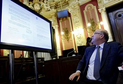 Fern�ndez compareci� para mostrar que la firma de su vecino hab�a sido falsificada.