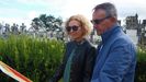 Gracia Guti�rrez, junto a su marido, en el cementerio de Celanova