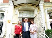 C�sar Aja, ante la sede de la consejer�a, y junto a la secretaria general Esther P�as, a la izquierda. 