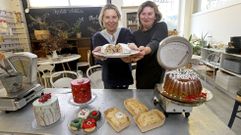 Cristina y Bea Loureiro Juncal, en su obrador de Pontevedra, mostrando su Stollen.