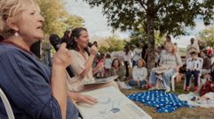 El FITVI, en Montes Claros. Un ejemplo de c�mo �vivir� el castro de Montes Claros y su entorno lo mostr� este fin de semana la asociaci�n Adro de Vila�o, con la primera edici�n de su Festival Internacional de T�teres (FITVI). En la ta tarde del s�bado, K'Paparota Teatro (Patricia Came�n) ofreci� all� �Latexos�, sesi�n de t�teres y narraci�n oral. Despu�s llegaron las leyendas, y un faladoiro con la arque�loga Puri Soto, que est� al frente de la excavaci�n. Se remat� con un picnic.