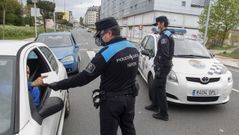 Control de la Polic�a Local de Nar�n en Freixeiro en abril, en pleno estado de alarma