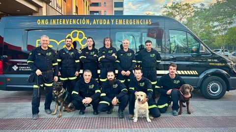 Los bomberos del GES de Muros e integrantes del contingente de IAE Rub�n Esmor�s (segundo de pie por la izquierda) y Miguel Montero (segundo por la izquierda,�fila de abajo), antes de partir a Venezuela.