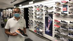 Pedro S�nchez L�pez en su tienda de Todo Deporte de Betanzos