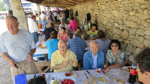 Comidas en los corros de Cadeiras con motivo de la romeria, en una imagen de archivo