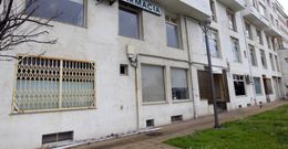 Los cacos abandonaron la escalera que utilizaron para llegar a las ventanas, como ven en la foto. 