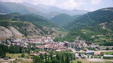 El Pont de Suert, uno de los preciosos pueblos pirenaicos en los que ahora tenemos clientes, coronado por el pico ANETO, el m�s alto de la cordillera, con 3.404 metros sobre el nivel del mar gallego