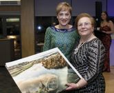 La entrega de obras donadas por una decena de creadores locales puso el broche a la cena. 