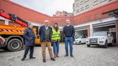 Abel Losada, con t�cnicos de la Demarcaci�n de Carreteras, este jueves en el parque de maquinaria que comparten Estado y Xunta en Pontevedra