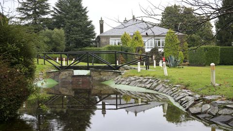 La vivienda est rodeada de una amplia y cuidada finca que conserva muchos de los rboles de los aos 40