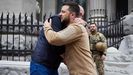 Charles Michel y Volol�mir Zelenski se abrazan en Kiev