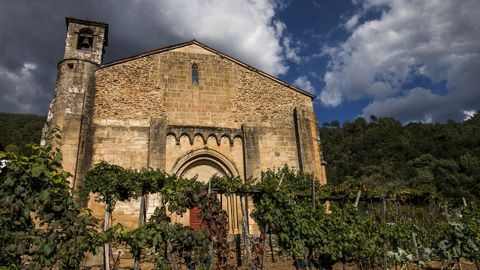 Fachada principal de la iglesia románica de San Vicente de Pombeiro, en Pantón