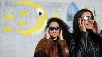 Dos j�venes ven un eclipse de forma segura utilizando las gafas homologadas