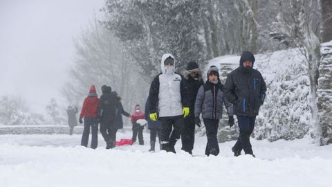 Como siempre, cientos de personas se acercaron a O Cebreiro a disfrutar de la nieve.