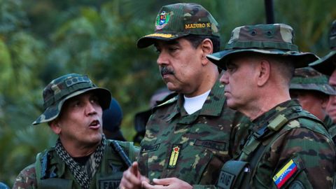 Maduro, con el ministro de Defensa, Vladimir Padrino, y el comandante de las fuerzas estratgicas, general Domingo Hernndez.