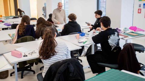Una clase de alumnos de la Facultade de Dese�o en Pontevedra, que arrastra problemas de espacio en el edificio de la Xunta en Benito Corbal