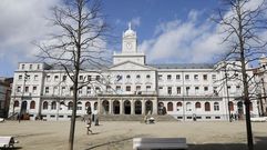 Ahora: blanco y gris con cubierta de zinc. El proyecto buscaba una imagen ms sobria para aligerar visualmente el edificio en el conjunto de la plaza.