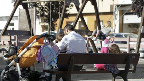 Niños en un parque de Narón.