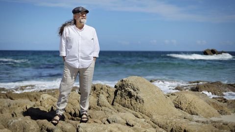 Bieito Romero, na praia de Barra&ntilde;&aacute;n, en Arteixo, co Atl&aacute;ntico de fondo.