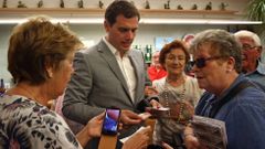 Ruvera compra unos cupones de loter�a durante un paseo por Barcelona