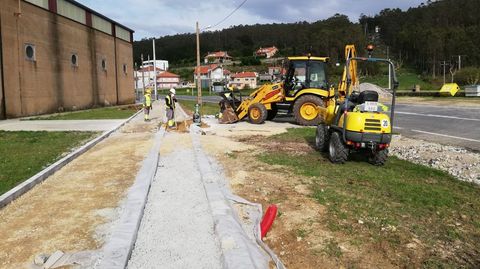 Trabajos en una senda en Laxe, en imagen de archivo 