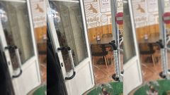 El ladr�n caus� destrozos en la puerta y la verja para acceder al local