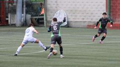 Romero pugna por un bal�n en el duelo ante el Silva, que se sald� con un empate.