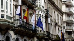 Las banderas ya ondenan a media asta en Pontevedra