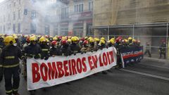 Bomberos comarcales protestando ante la Diputaci�n de�Ourense el 23 de octubre