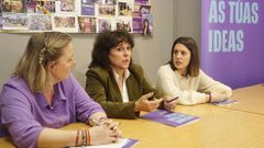 La candidata de Podemos Galicia a la Xunta, Isabel Faraldo, y la exministra de Igualdad, Irene Montero, durante una reunin con el colectivo de Tcnicas de Igualdade en Loita este mircoles en Vigo