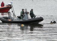 Los buzos de la Guardia Civil hallaron el cad�ver poco antes del mediod�a de ayer. 