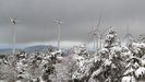Los aerogeneradores del parque elico Serra do Faro rodeados de nieve