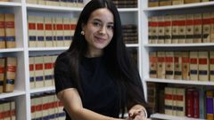 Zobaida El Hidam Abettouy en el despacho de abogados de Ourense en el que trabaja