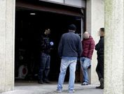 Registro en la vivienda del cambad�s que huy� del cerco policial, en el Cami�o da Grenla.