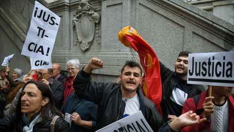 Un centenar de personas se congregaron este lunes en la sede del CGPJ para protestar �contra el golpismo con toga�