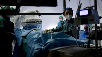 Imagen de archivo de una intervenci�n en el quir�fano h�brido del Chuac, centro que suma m�s de 11.100 pacientes en espera de una operaci�n