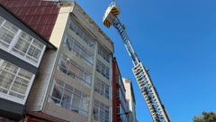 Los bomberos llegaron con la gr�a al balc�n de la vivienda