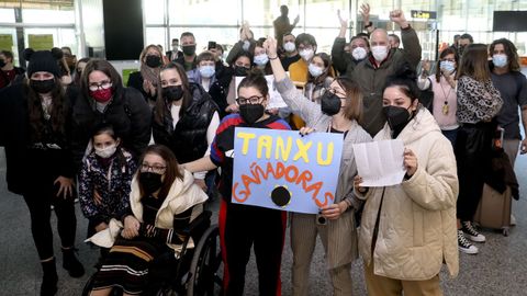 A las cinco de la tarde del domingo, Aida Tarro y las hermanas Olaia y Sabela Maneiro aterrizaron en Santiago, donde las esperaban con pancartas
