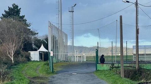 Entrada al campo de ftbol de San Claudio, donde entrenar y juegan un centenar de menores